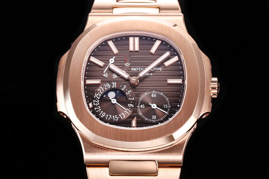 【Top replica】💰5320! Patek Philippe Nautilus 5712/1A-001 multi-function watch combines classic aesthetics and brings together the best of the past! [Case] ​​The size of the watch is 40 mm. The pillow-shaped case, which is the same as the original, adopts a combination of two processes: front brushing and side polishing, which has a clear sense of layering and full texture. Showing exquisite craftsmanship. [Strap] The original strap is tailor-made one to one. The central polished part of each strap can show the shape of a diamond, showing a high-end texture. [Movement] 3K Factory uses a customized version of PP.Cal.240 PS IRM C LU movement, which perfectly restores the original, date, true kinetic energy, and true moon phase functions. 3K ingenious work, welcome all watch friends to taste it!
